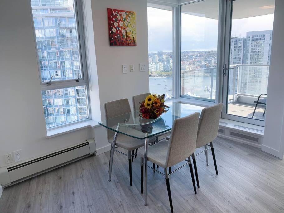 Appartamento Downtown 3Br/2Ba+Views+Skytrain+Free Parking Vancouver Esterno foto