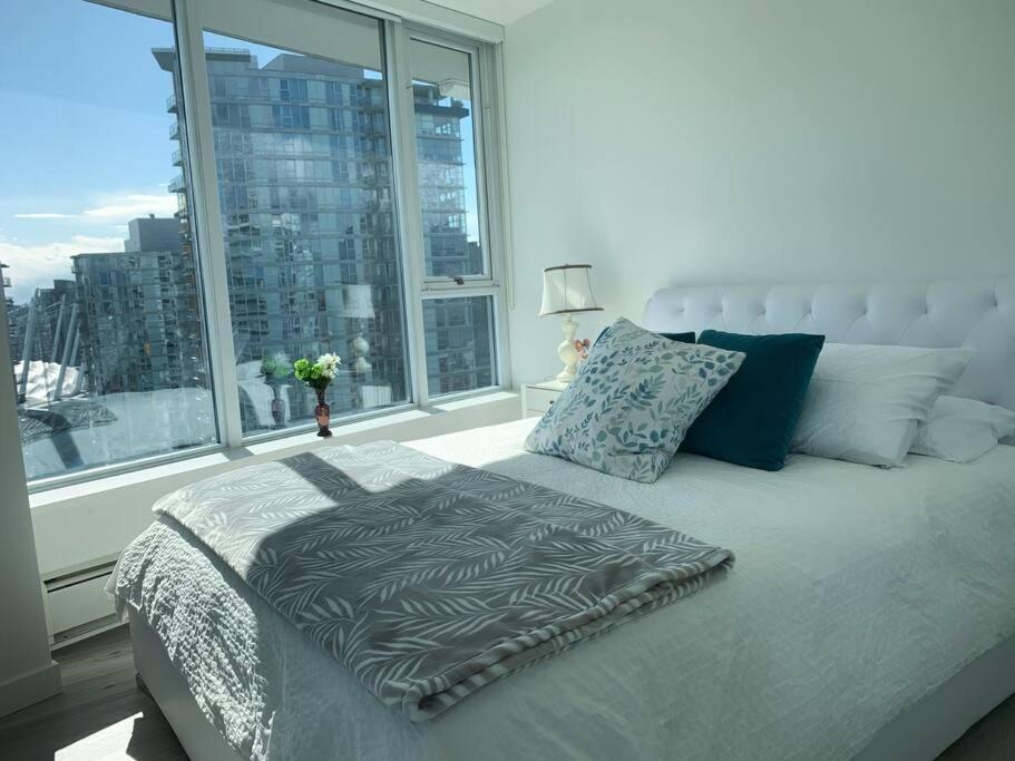 Appartamento Downtown 3Br/2Ba+Views+Skytrain+Free Parking Vancouver Esterno foto