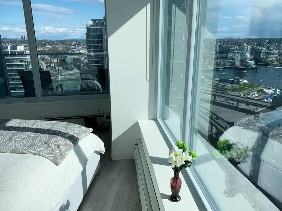 Appartamento Downtown 3Br/2Ba+Views+Skytrain+Free Parking Vancouver Esterno foto