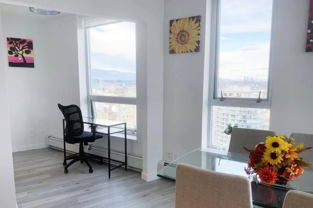 Appartamento Downtown 3Br/2Ba+Views+Skytrain+Free Parking Vancouver Esterno foto