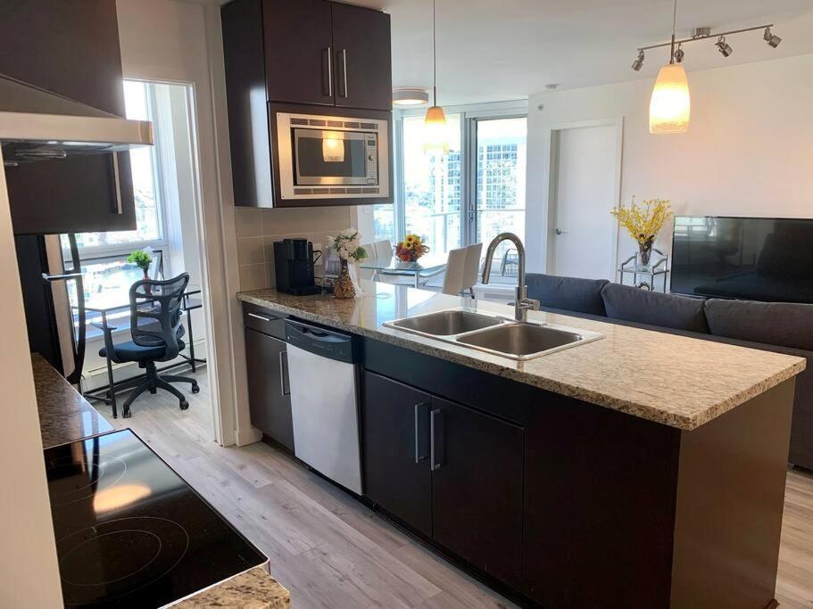 Appartamento Downtown 3Br/2Ba+Views+Skytrain+Free Parking Vancouver Esterno foto