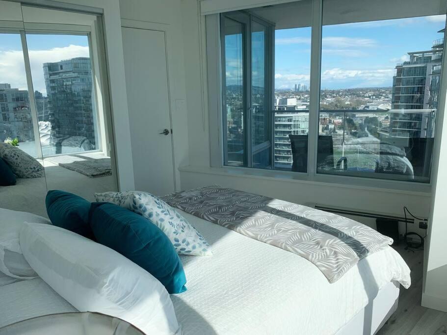 Appartamento Downtown 3Br/2Ba+Views+Skytrain+Free Parking Vancouver Esterno foto