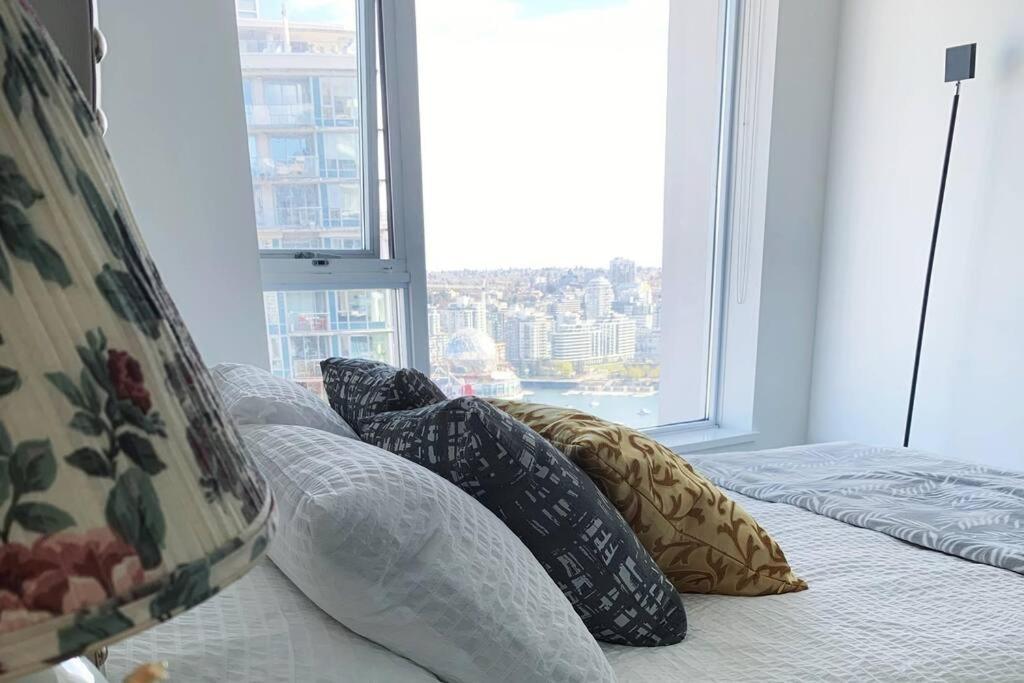 Appartamento Downtown 3Br/2Ba+Views+Skytrain+Free Parking Vancouver Esterno foto