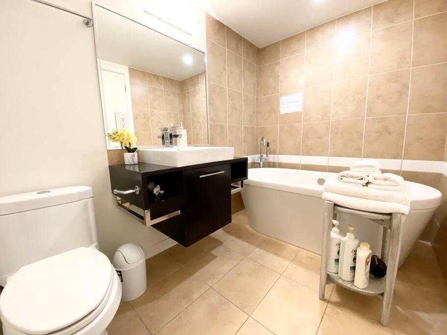 Appartamento Downtown 3Br/2Ba+Views+Skytrain+Free Parking Vancouver Esterno foto