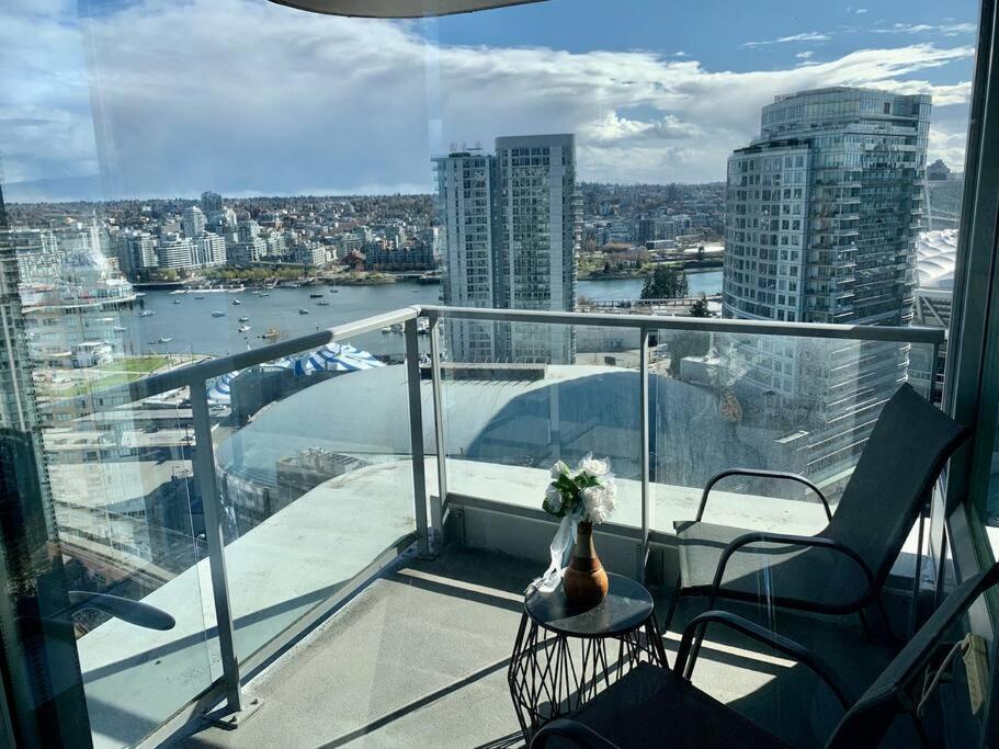 Appartamento Downtown 3Br/2Ba+Views+Skytrain+Free Parking Vancouver Esterno foto