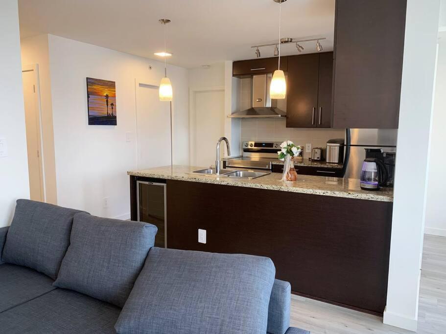 Appartamento Downtown 3Br/2Ba+Views+Skytrain+Free Parking Vancouver Esterno foto