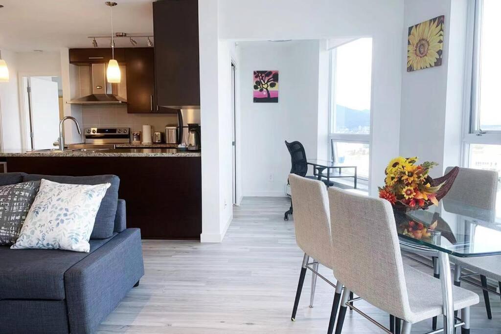 Appartamento Downtown 3Br/2Ba+Views+Skytrain+Free Parking Vancouver Esterno foto