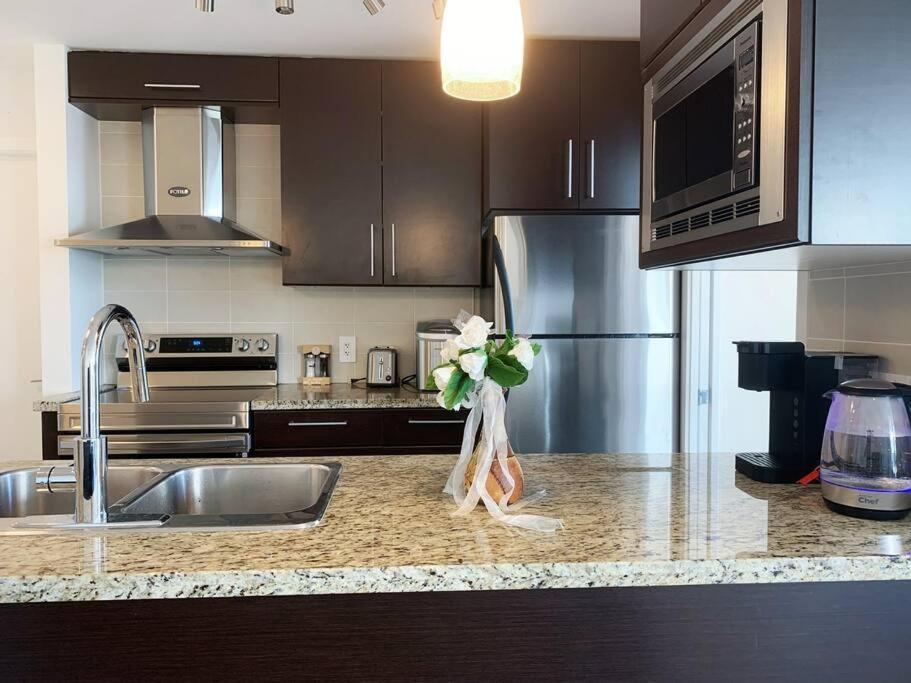 Appartamento Downtown 3Br/2Ba+Views+Skytrain+Free Parking Vancouver Esterno foto
